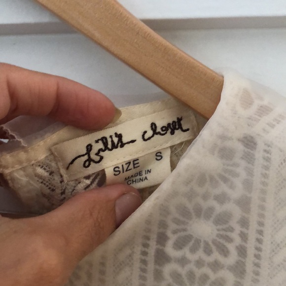 Adorable flowy top with collar. - Picture 3 of 6